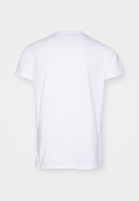 Valge puuvillane lühikeste varrukatega t-särk, klassikalise ümara kaelusega ja ühetaolise, sileda tekstuuriga. Muster ega graafika pole nähtavad.