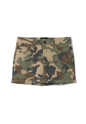 Mini-jupe à motif camouflage avec passants de ceinture, bouton devant, fermeture éclair et deux poches avant sur fond blanc.