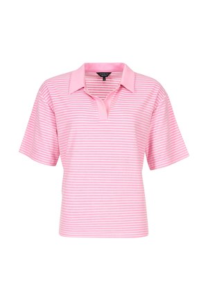Polo a righe rosa con maniche corte, dotato di colletto e una vestibilità morbida. Il materiale sembra liscio con una leggera lucentezza.
