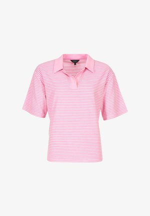 Różowa polo z paskami, z krótkimi rękawami, z kołnierzykiem i luźnym krojem. Materiał wygląda gładko i ma delikatny połysk.