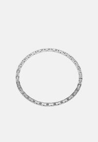 Silberne Kettenhalskette mit rechteckigen Gliedern und glatter Oberfl�äche, die ein einheitliches, metallisches Finish und einen nahtlosen Verschluss aufweist.