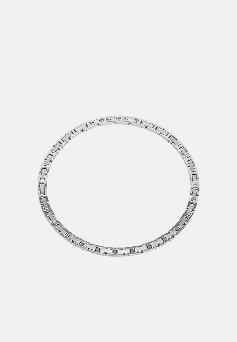 Silberne Kettenhalskette mit rechteckigen Gliedern und glatter Oberfläche, die ein einheitliches, metallisches Finish und einen nahtlosen Verschluss aufweist.