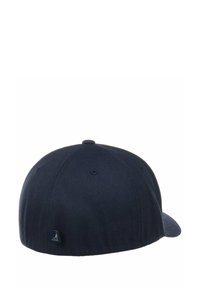 Cappellino da baseball blu navy con visiera piatta, realizzato in tessuto intrecciato. Presenta una piccola toppa con logo sul retro e fori di ventilazione sulla parte superiore.