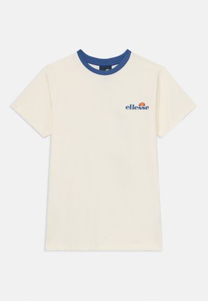 Crème-kleurige t-shirt met een blauwe ronde halslijn. Het heeft een klein blauw en oranje "ellesse" logo op de linkerkant van de borst. Korte mouwen.
