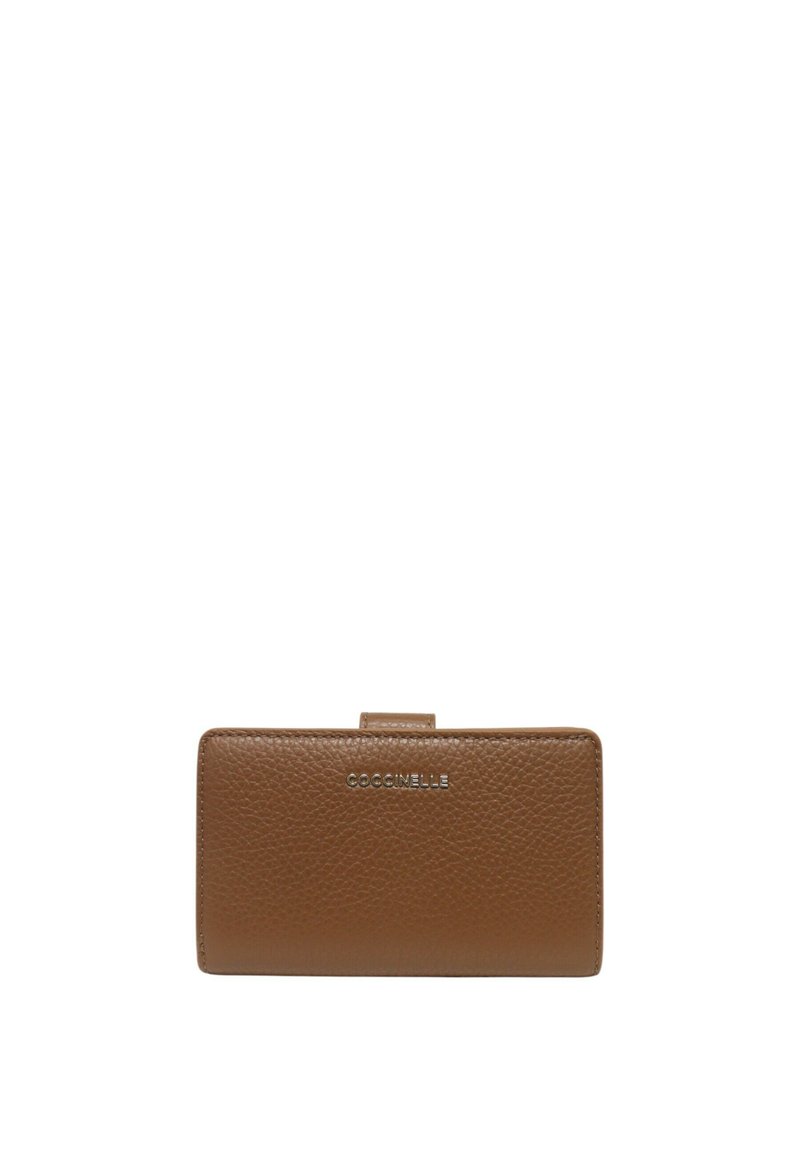 Portafoglio in pelle marrone con texture, di forma rettangolare, dettagli in metallo con logo e chiusura sicura. Interno liscio con slot per carte.