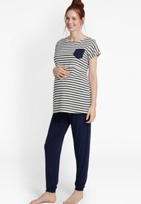 Set di pigiama per maternità composto da una maglietta a righe con maniche corte e tasca blu navy, e pantaloni larghi di colore blu navy. Tessuto morbido e leggero.