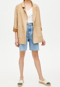 PULL&BEAR Abrigo corto - sand