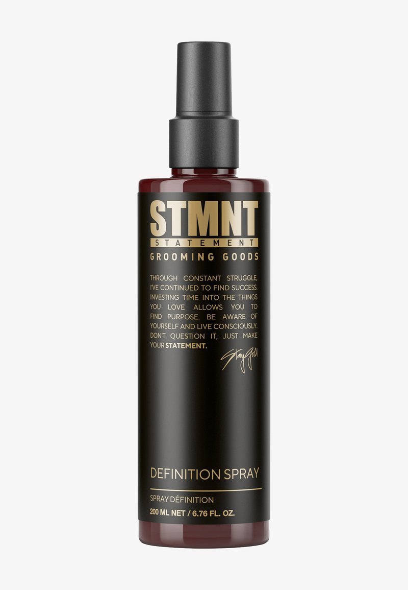 Flacone spray nero elegante con base color borgogna, testo dorato e un pratico tappo a pompa; etichettato "DEFINITION SPRAY" per uso nella cura personale, 200 ml.