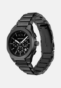 Reloj de acero inoxidable negro con caja octagonal, esfera negra, acentos plateados, funciones de cronógrafo y pulsera de eslabones. Pantalla de fecha a las 6 en punto.