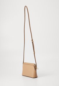 Borsa a tracolla color tan con una texture liscia, apertura con zip e tracolla regolabile. Presenta un design strutturato e accenti minimalisti.