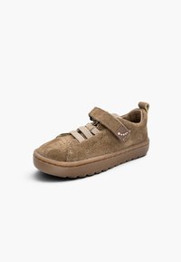 Baskets en daim marron pour enfants avec lacets élastiques beige, bride velcro et semelle épaisse en caoutchouc sur fond blanc.