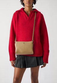 Tommy Hilfiger LEGACY MINI  - Taška s příčným popruhem - khaki