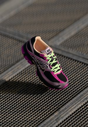 AIR MAX MOTO 2K - Sporta apavi - black/fire pink/pink foam/crimson tint/barely volt