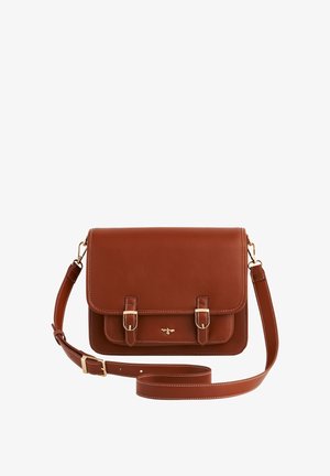 Bruine leren schoudertas met een klepsluiting, gouden hardware accenten en twee frontgespen. Voorzien van een verstelbare schouderband.