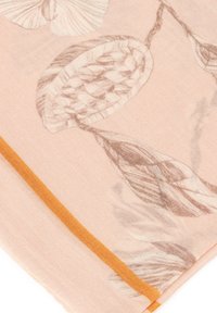 Jasnoróżowy szal z kwiatowymi wzorami w odcieniach szarości, podkreślony żółto-pomarańczową obwódką. Wykonany z miękkiego, lekkiego materiału.