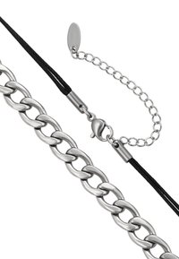 Catena in metallo argentato con grandi anelli, dotata di un attacco in corda nera e di una chiusura metallica con catena di estensione e una medaglietta rotonda.