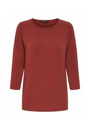 Ceglaste, czerwonobrązowe, długie rękawy, koszulka z okrągłym dekoltem o luźnym kroju i lekko opuszczonych ramionach, prezentowana na białym tle.