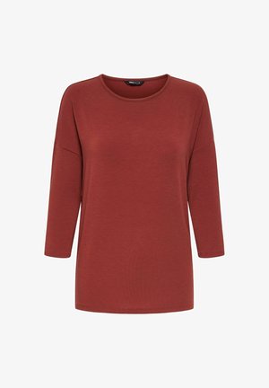 Ceglaste, czerwonobrązowe, długie rękawy, koszulka z okrągłym dekoltem o luźnym kroju i lekko opuszczonych ramionach, prezentowana na białym tle.