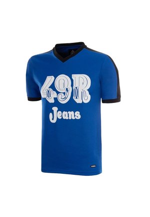 Blauw shirt met korte mouwen, zwarte kraag en mouwranden, met witte tekst "49R Jeans" aan de voorkant en een klein "COPA" label vlak bij de zoom.