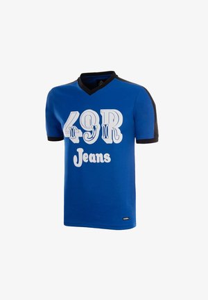 Blauw shirt met korte mouwen, zwarte kraag en mouwranden, met witte tekst "49R Jeans" aan de voorkant en een klein "COPA" label vlak bij de zoom.
