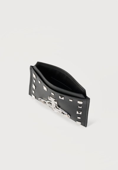 Μαύρη δερμάτινη θήκη κάρτας με ασημί καρφιά και μεταλλικό λογότυπο ορμπ Vivienne Westwood, ανοιχτό πάνω μέρος, πάνω σε απλό φωτεινό φόντο.