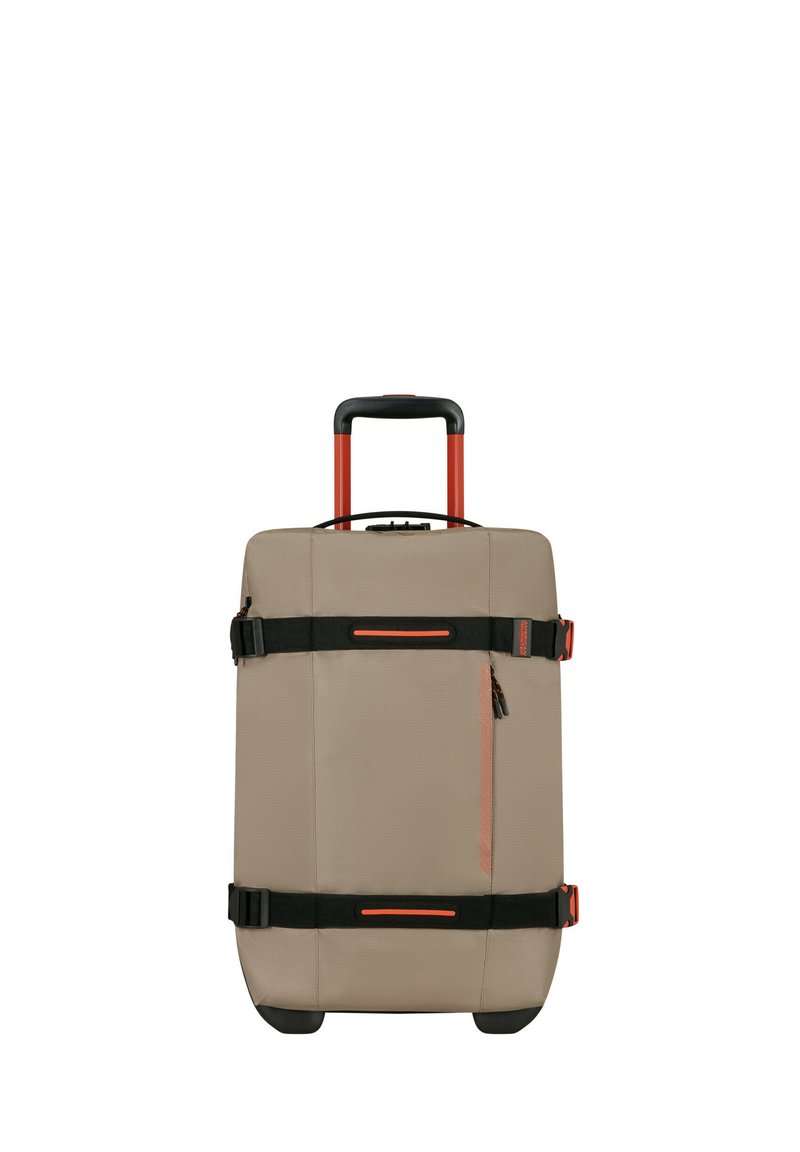 Maleta beige de material blando con acentos naranjas, mango retráctil, dos correas negras, un bolsillo delantero con cremallera y ruedas negras.