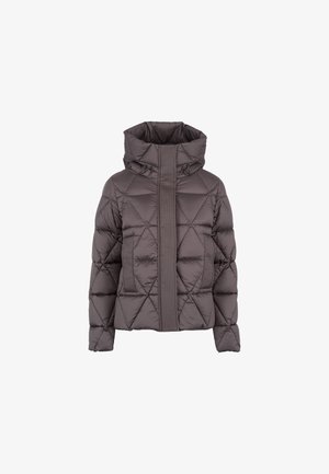Giacca imbottita trapuntata di colore grigio scuro, con colletto alto, chiusura frontale con zip e due ampie tasche. Cuciture texturizzate disposte verticalmente.