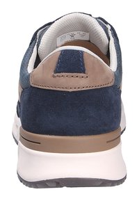 Vue arrière d'une sneaker en daim bleu marine et marron avec un col rembourré blanc et une semelle épaisse blanche.