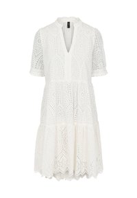 Vit klänning med broderie anglaise-detaljer, korta puffärmar, V-ringning och en flerlagerskjol med vågkant.