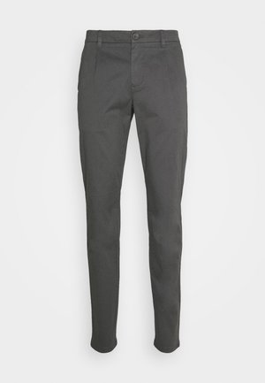 Pantalons gris foncé ajustés avec une fermeture à bouton, des détails de pli simple et une texture lisse. Présente des jambes droites et des poches.