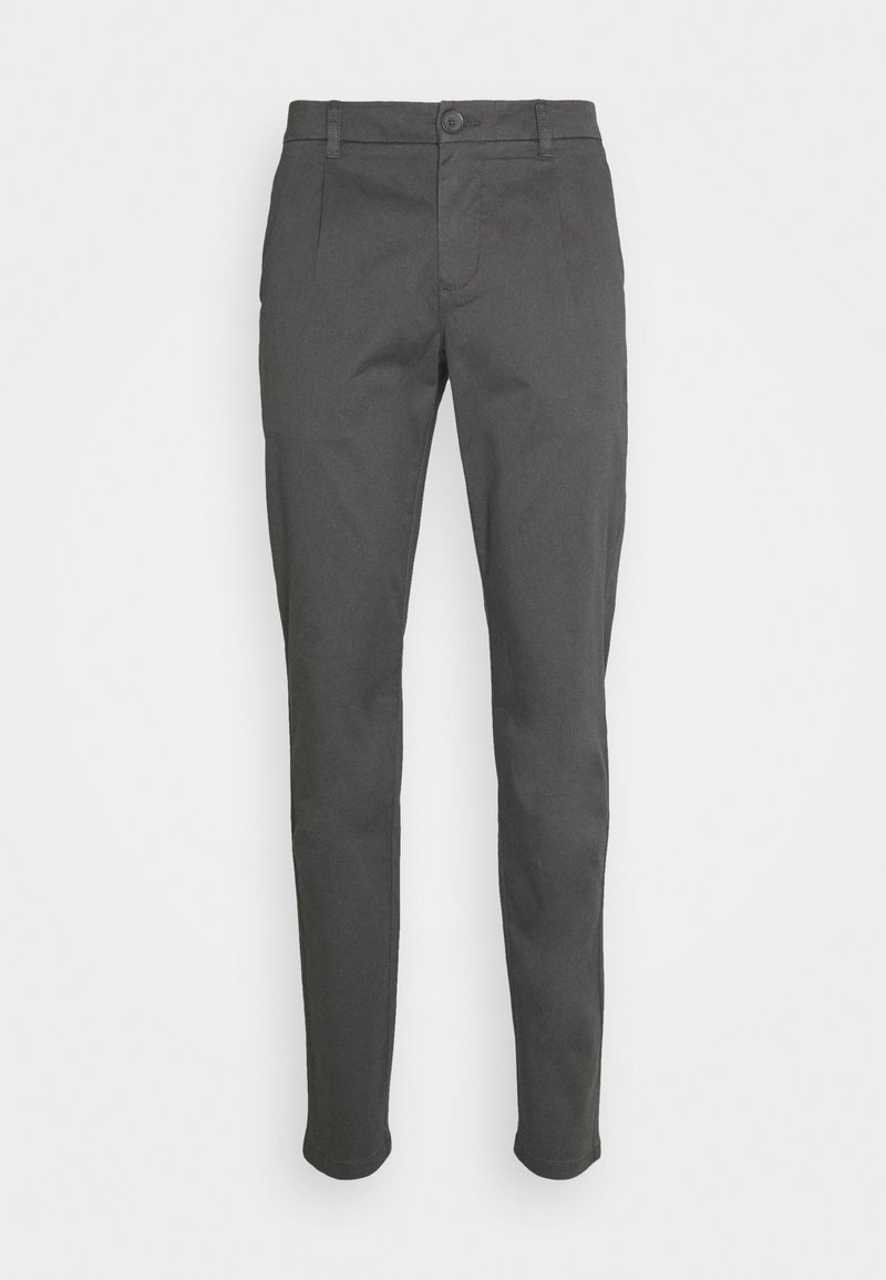 Pantalones gris oscuro de corte slim, con cierre de botón, detalles de una pinza y una textura suave. Presenta piernas rectas y bolsillos.