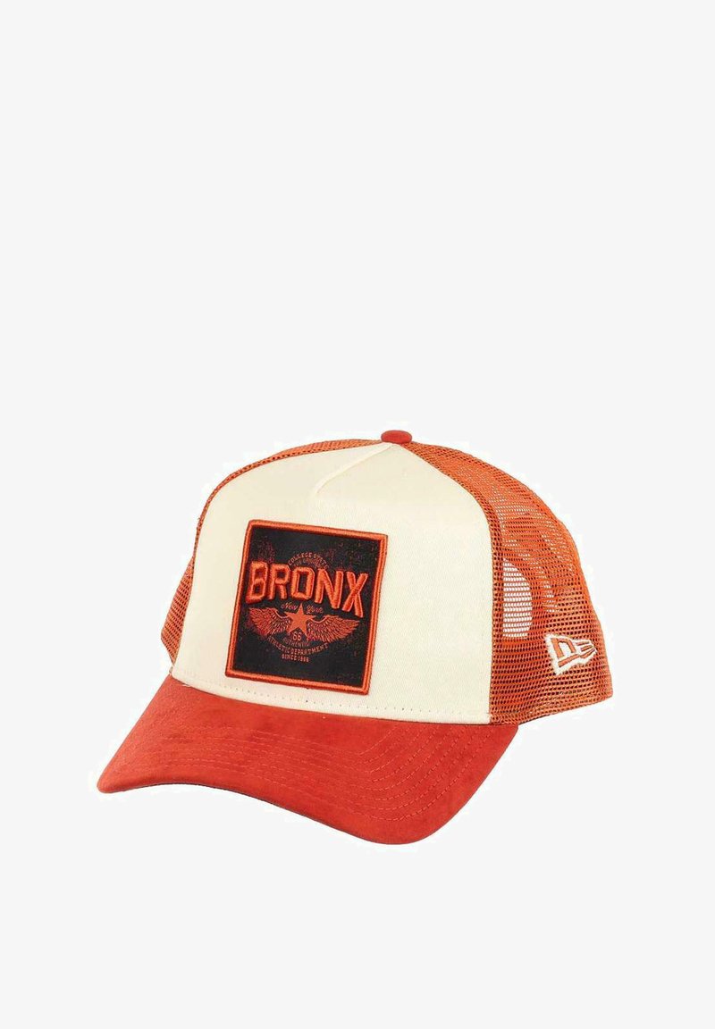 Baseballmütze mit cremefarbener Vorderseite, orangefarbenem Schirm und Netzseiten. Mit einem „BRONX“-Patch mit Flügeln und gestickten Details.