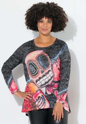 T-shirt à manches longues noir avec un graphique de crâne coloré, des accents rouge vif et rose, et une coupe décontractée avec un ourlet arrondi.