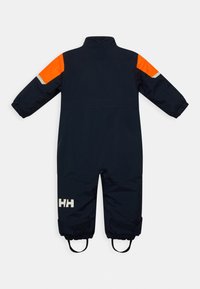 Marine waterdichte overall met een hoge kraag, oranje accent op de linkerschouder, reflecterende stripe en elastische manchetten bij de enkels.