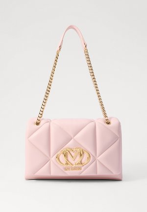 Pehmeän vaaleanpunainen tikattu käsilaukku, jossa kullanvärinen ketjuhihna ja kullanvärinen Love Moschino -logo edessä, valkoista taustaa vasten.