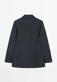 Blazer a righe grigio scuro con rever a punta, apertura centrale e polsini abbottonati. Tessuto liscio con un leggero luccichio, vestibilità su misura.