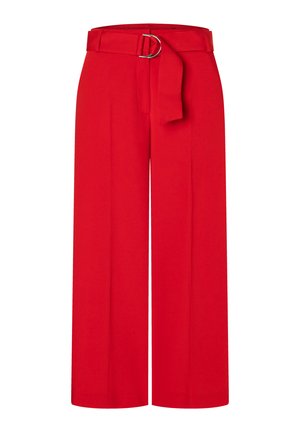 Rote, hoch taillierte, weit geschnittene Hose mit passendem Stoffgürtel und silberner Doppelring-Schnalle.