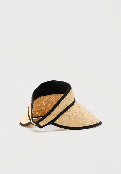 Καπέλο με ψάθινο γείσο για προστασία από τον ήλιο, με φαρδύ, καμπυλωτό γείσο. Διαθέτει μαύρη γαζιά και ρυθμιζόμενο λουρί για εφαρμογή. Φυσικό μπεζ χρώμα με υφασμένες υφές.