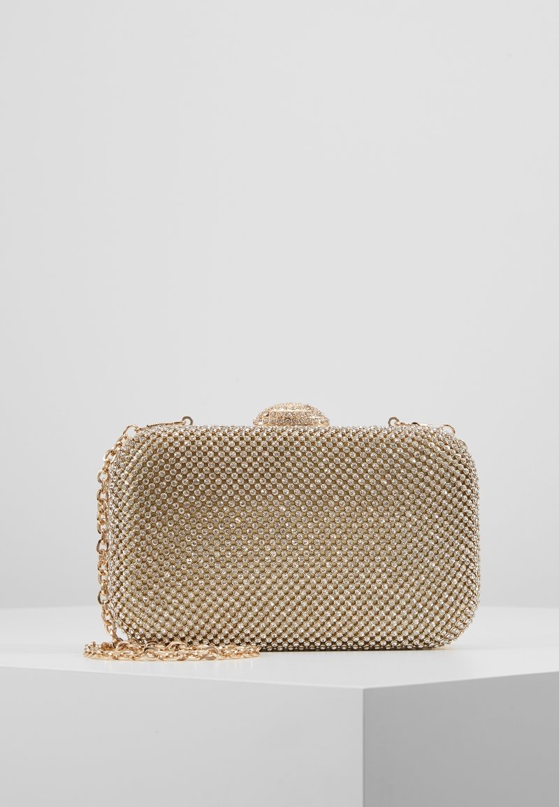 Pochette dorata coperta da piccoli strass scintillanti; forma rettangolare con tracolla a catena e chiusura superiore a scatto.