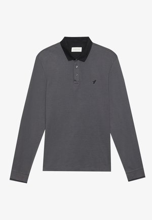 Camisa de polo de manga larga gris con cuello negro, tapeta de tres botones, logo bordado en el pecho y detalles en los puños en contraste.