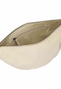 Bolso de piel beige con una apertura amplia, cierre de cremallera y un bolsillo interior con cremallera, que presenta un forro con un sutil patrón de logo.