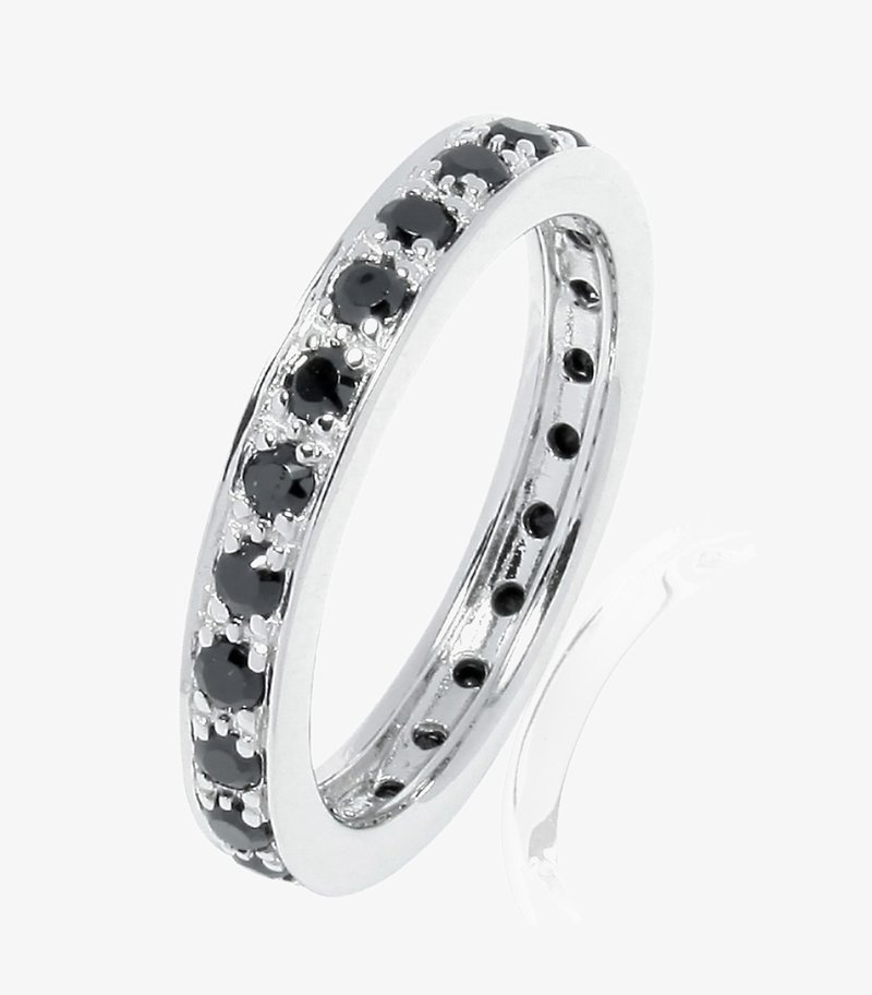 Srebrn prstan z vrsto črnih kamnov, nameščenih v zatičih, z poliranim zaključkom in okroglo obliko. Notranjost ima majhne luknjice za zračnost.