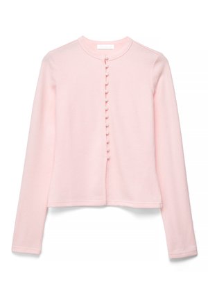 Cardigan rose clair à manches longues avec col rond et une rangée centrale de petits boutons recouverts de tissu.