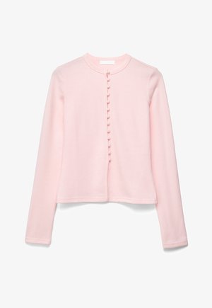 Cardigan rose clair à manches longues avec col rond et une rangée centrale de petits boutons recouverts de tissu.