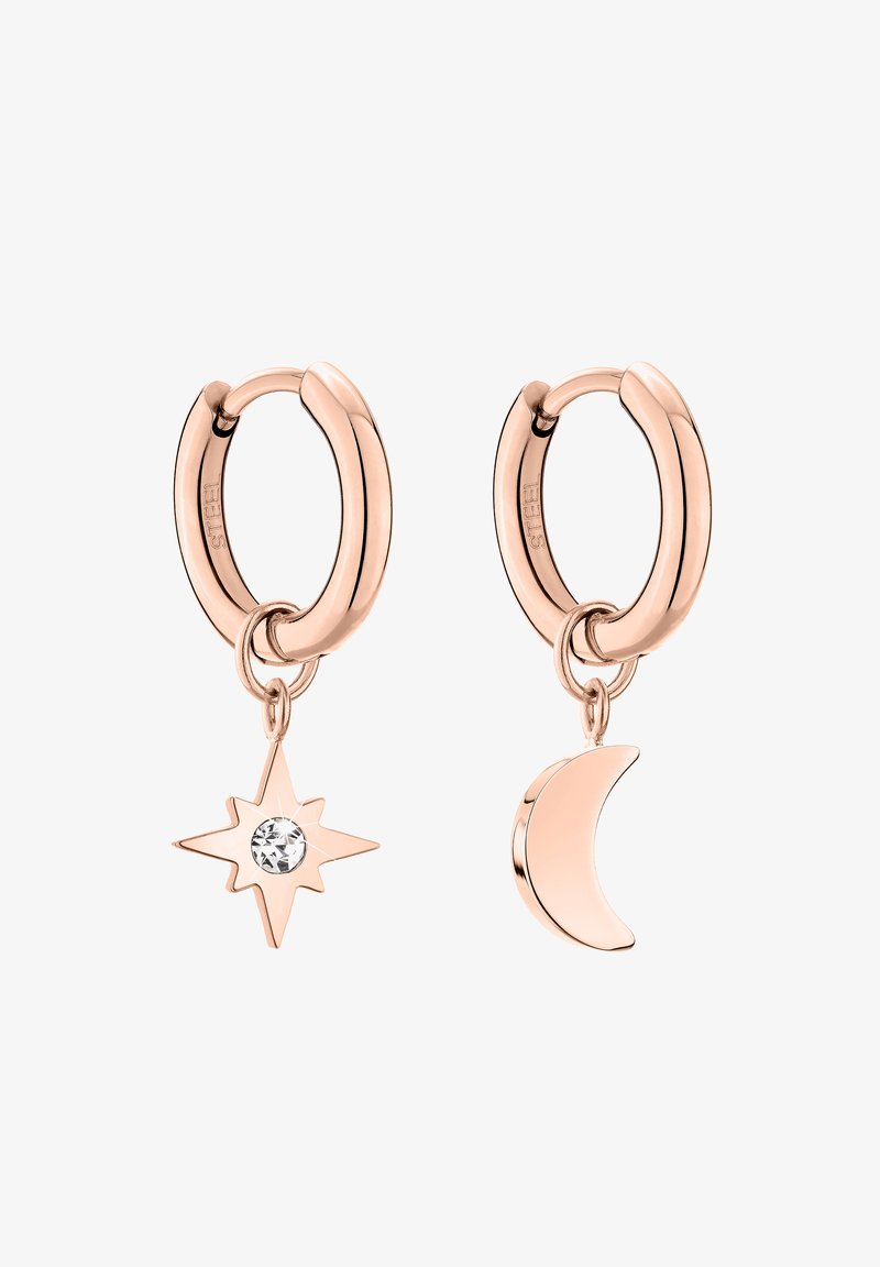 Orecchini a cerchio in oro rosa con ciondolo a stella e un ciondolo a luna crescente, entrambi pendenti da spesse orecchie a cerchio su sfondo bianco.