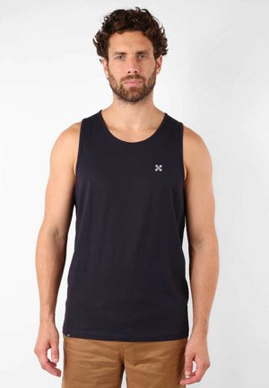 Débardeur bleu marine en coton, avec un col rond et un petit logo sur la zone gauche de la poitrine. Texture douce, sans manches.