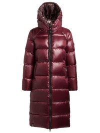 Bordo värvi sulejope läikiva viimistlusega, täieliku tõmblukuga ja eemaldatava kapuutsiga. Omab triibulisi osi ja küljetaskuid.