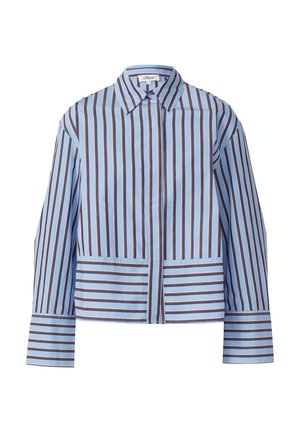 Chemise rayée en bleu clair avec des rayures verticales marron foncé, dotée d'un col, de manches longues et de poches frontales. Tissu en coton lisse.