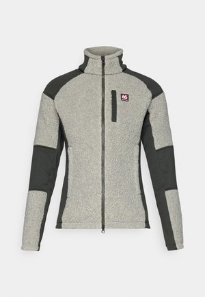 Giacca in pile grigia chiara con maniche grigie scure, colletto alto, zip completa e una piccola tasca sul petto con logo. Dettaglio del tessuto strutturato.