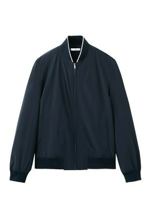 Giacca bomber blu navy con cerniera frontale, polsini e orlo a coste, e bordo del colletto a strisce bianche, mostrata su sfondo bianco.